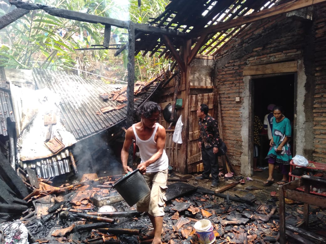 KEBAKARAN RUMAH DI JURANG JERO 01